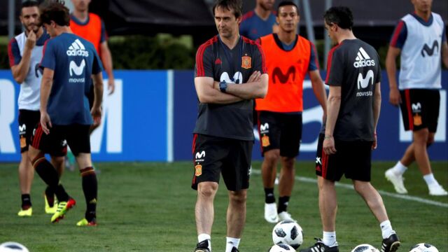 El seleccionador español, Julen Lopetegui (c), durante el entrenamiento de hoy en Krasnodar. EFE/Javier Etxezarreta