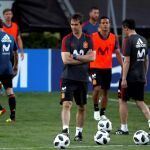 El seleccionador español, Julen Lopetegui (c), durante el entrenamiento de hoy en Krasnodar. EFE/Javier Etxezarreta