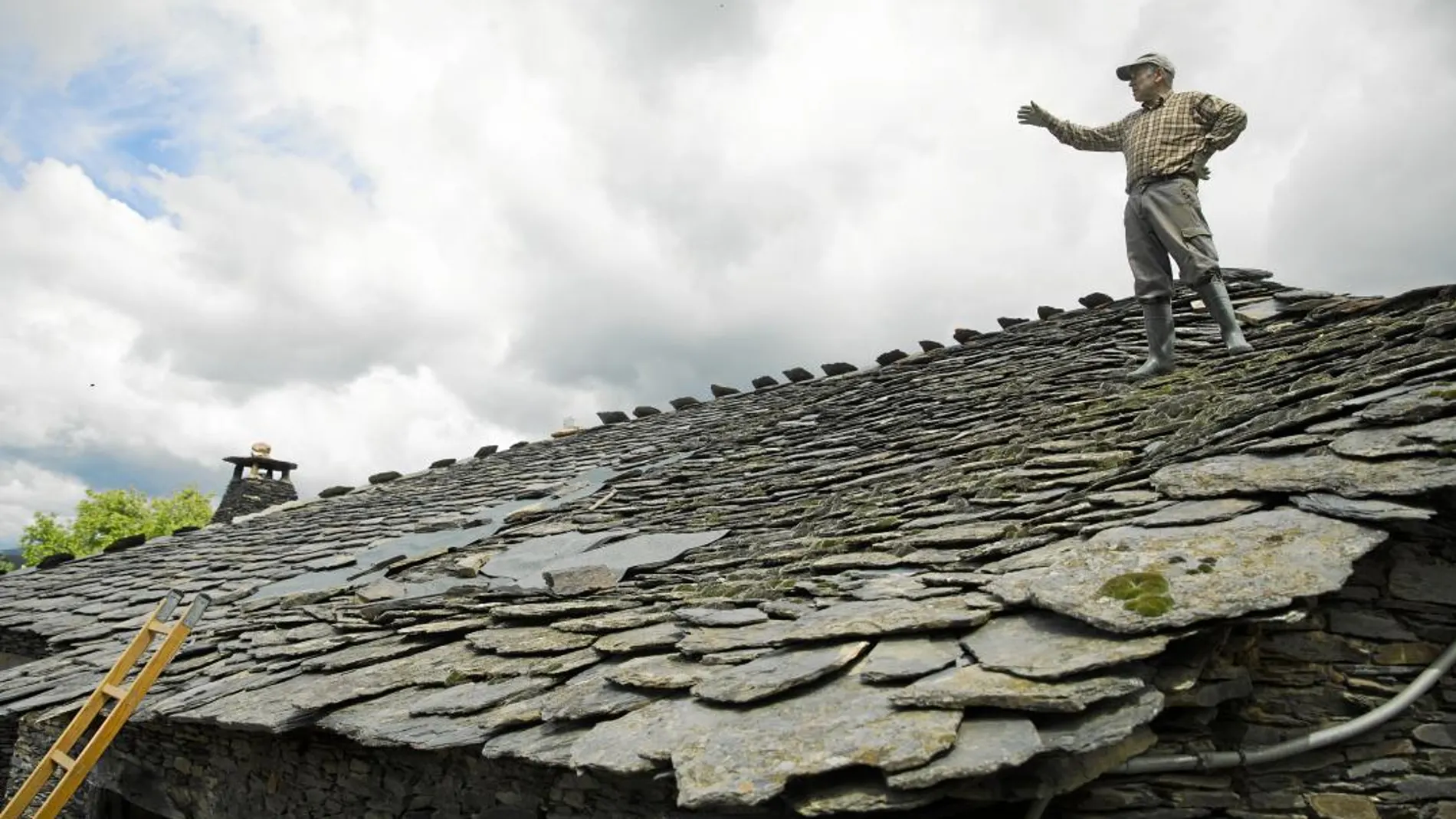 Daniel, natural de Majaelrayo, en Guadalajara, repara el tejado de su casa la cual forma parte de la arquitectura negra de la zona, realizada a base de pizarra
