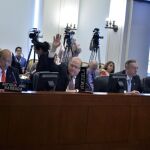 El representante permanente de Venezuela ante la OEA, Bernardo Álvarez Herrera (c), levantando la mano durante una reunión del Consejo Permanente