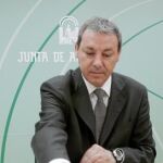 El consejero Francisco Álvarez de la Chica, ayer en la sede de la Consejería de Educación en Sevilla