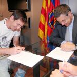 Messi renueva los votos con el Barcelona en presencia de Bartomeu