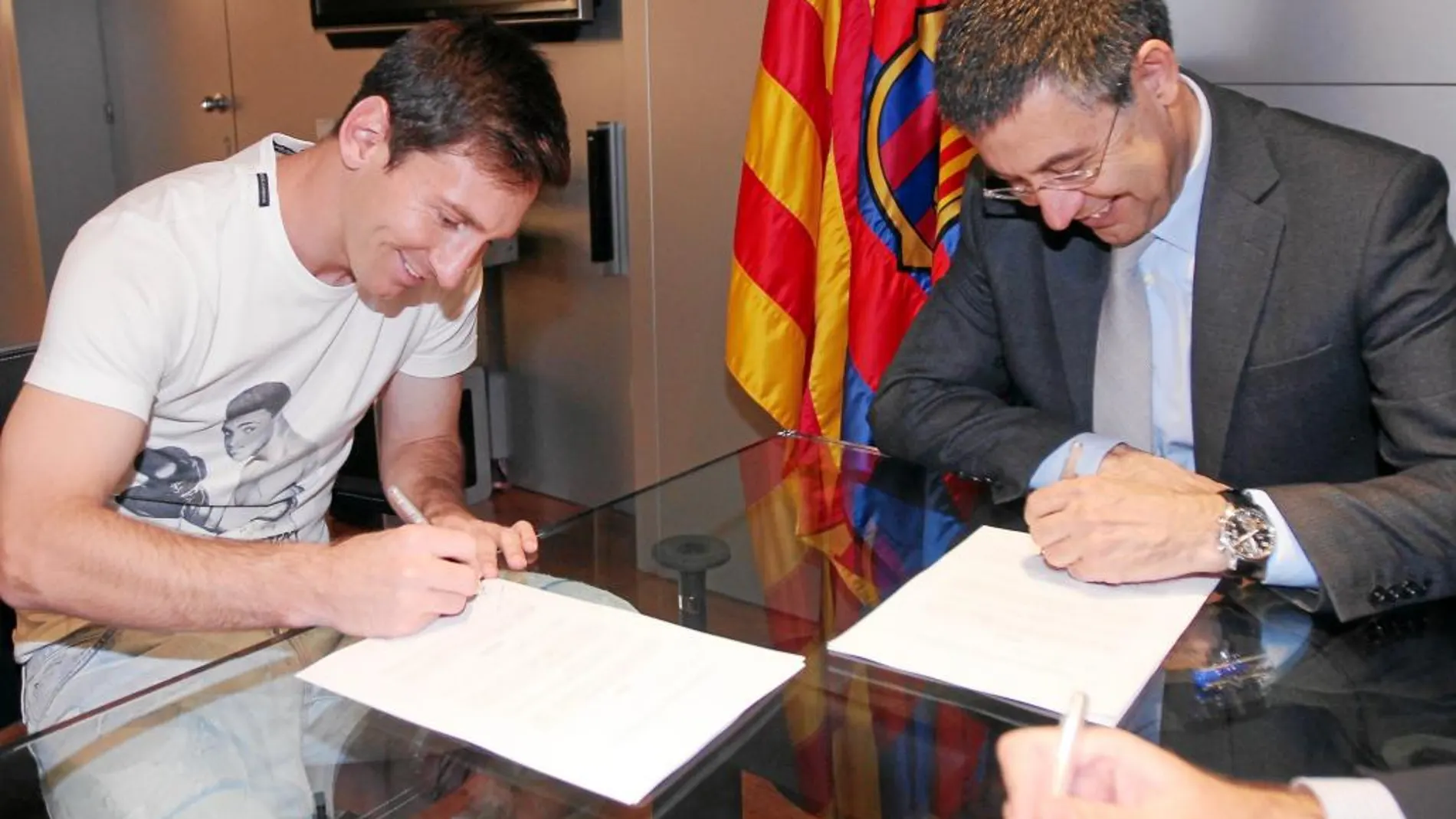Messi renueva los votos con el Barcelona en presencia de Bartomeu