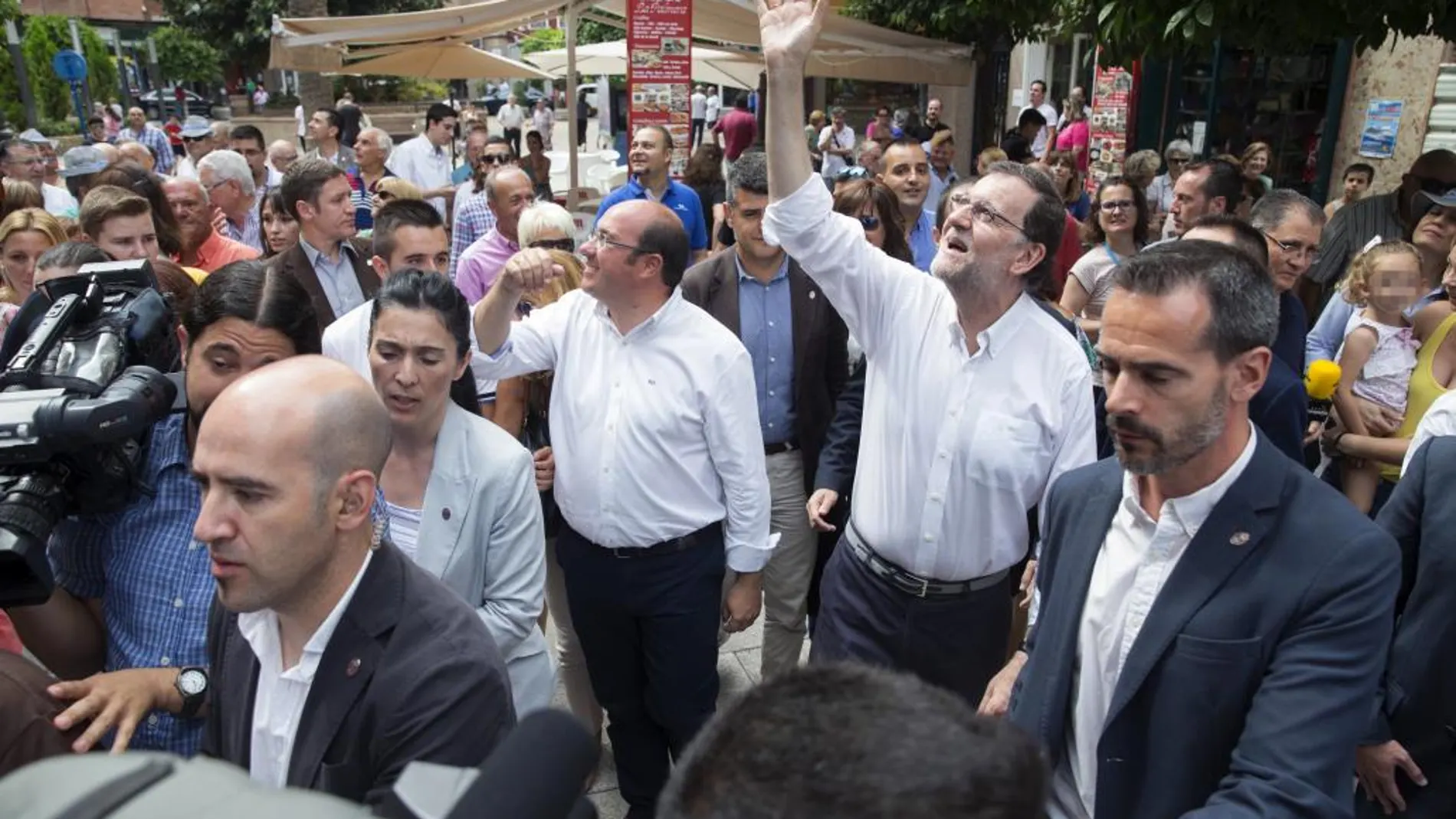 Mariano Rajoy y Pedro Antonio Sánchez saludando a los vecinos de Molina de Segura