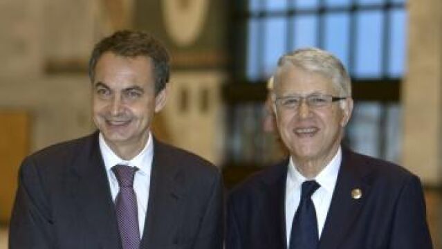 El presidente del Gobierno español, José Luis Rodríguez Zapatero (i) saluda al primer ministro marroquí, Abbas el Fassi, en imagen de archivo