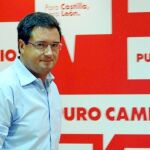 El líder de los socialistas, Óscar López, critica «las vacaciones veraniegas» de la Junta