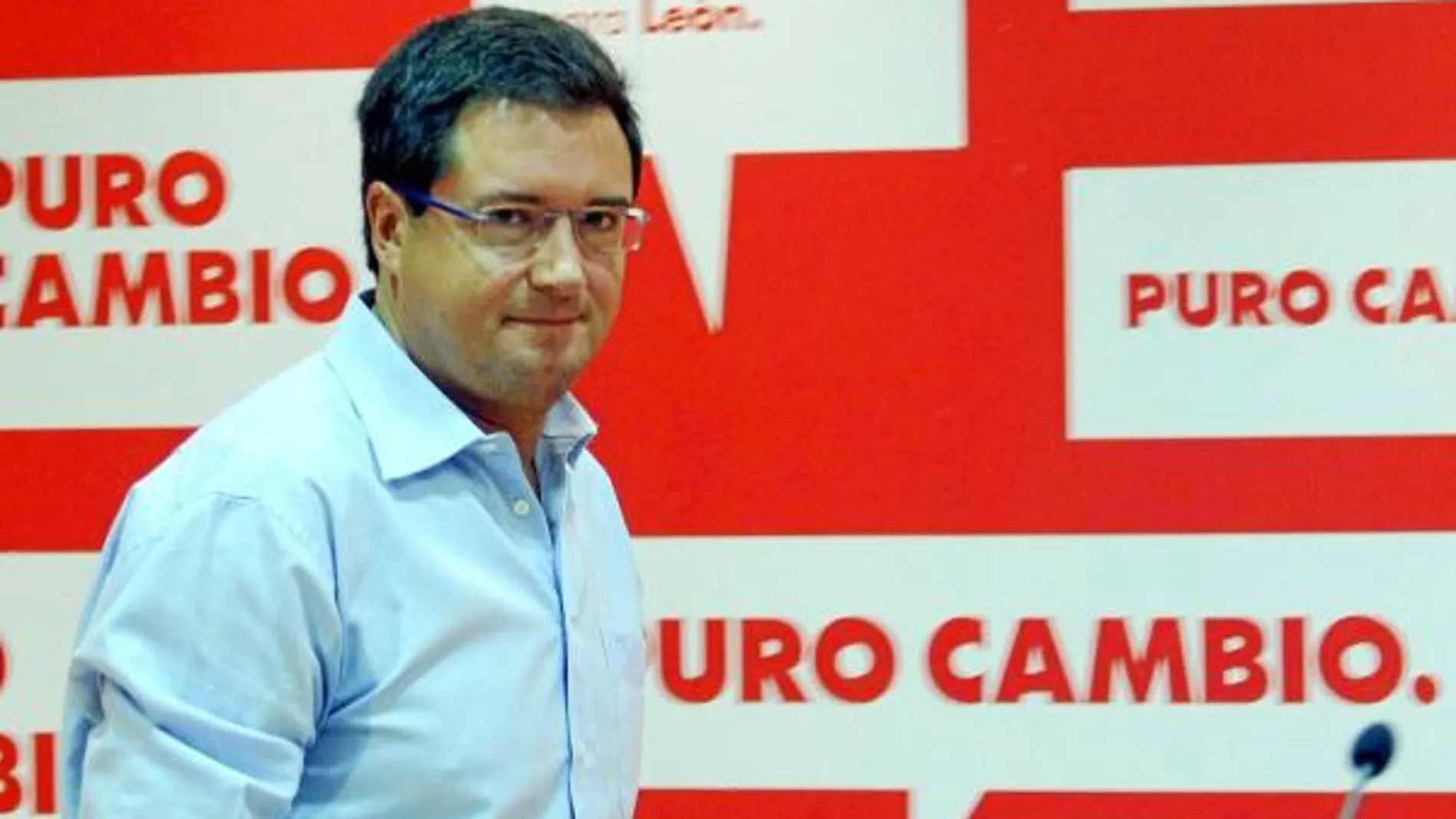 El líder de los socialistas, Óscar López, critica «las vacaciones veraniegas» de la Junta