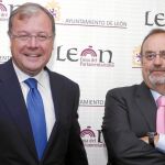 El alcalde de León, Antonio Silván, recibe al consejero de Educación, Fernando Rey