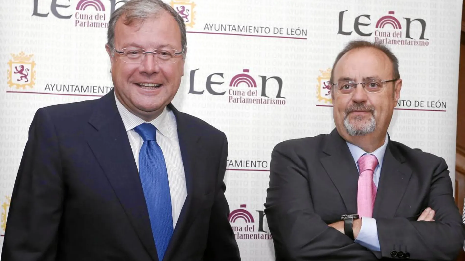 El alcalde de León, Antonio Silván, recibe al consejero de Educación, Fernando Rey