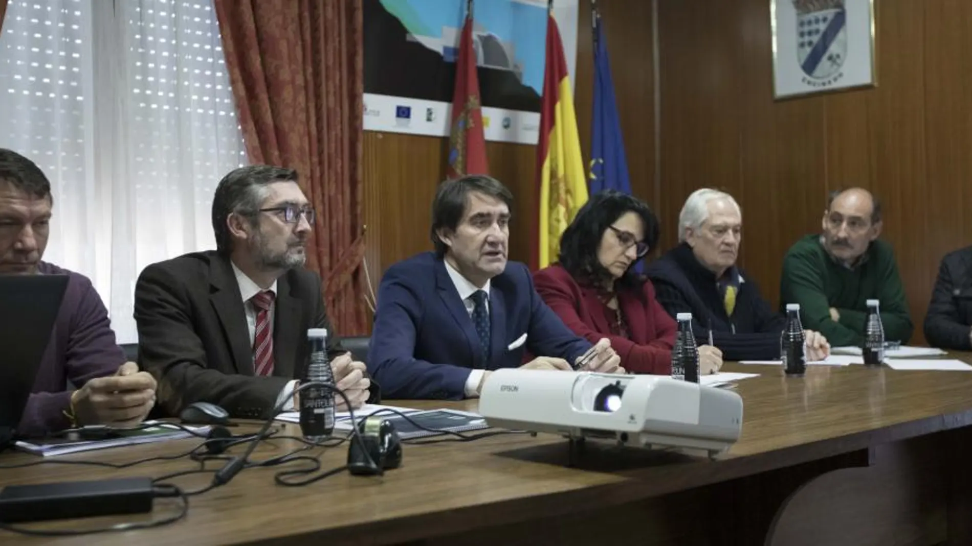 El consejero de Fomento y Medio Ambiente, Juan Carlos Suárez-Quiñones, se reúne con los alcaldes