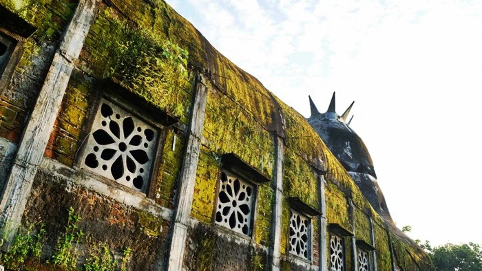 La misteriosa iglesia con forma de gallina abandonada en Indonesia