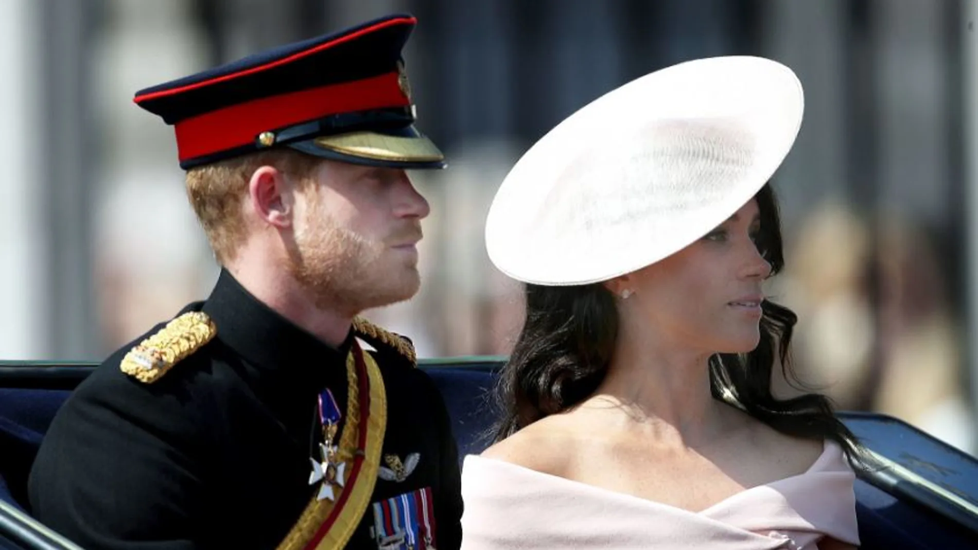 El príncipe Enrique y su esposa Meghan Markle presenciaron hoy juntos por primera vez los desfiles militares en honor del cumpleaños de la reina Isabel II. Foto: @RoyalFamily