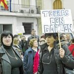 En Torres (Jaén), localidad natal de Garzón, un millar de vecinos salieron a la calle a defender a su paisano