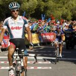El ciclista belga del Omega Pharma Lotto Philippe Gilbert celebra su victoria por delante del español Joaquim Rodríguez en la tercera etapa de la Vuelta