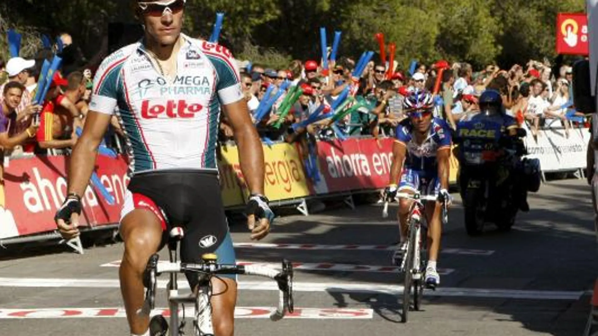 El ciclista belga del Omega Pharma Lotto Philippe Gilbert celebra su victoria por delante del español Joaquim Rodríguez en la tercera etapa de la Vuelta