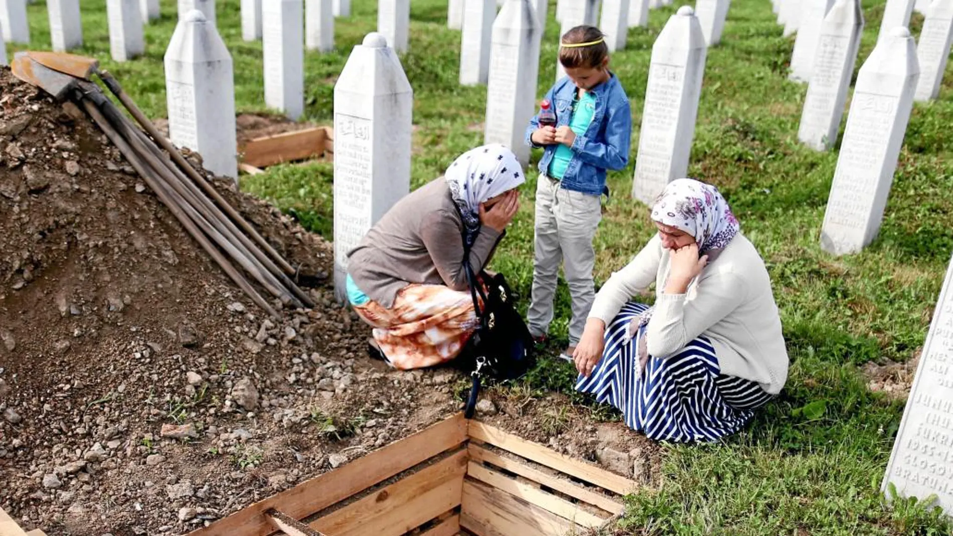 Una mujer entierra los restos de su familiar, víctima del genocidio de Srebrenica, en Potocari