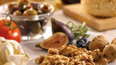 La pieza de fruta y los frutos secos crudos o tostados, pero sin sal ni fritos, son alimentos saciantes