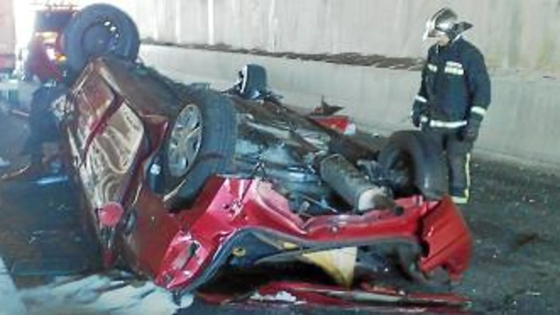 El accidente se produjo a las nueve de la mañana. El único ocupante del coche murió como consecuencia del impacto