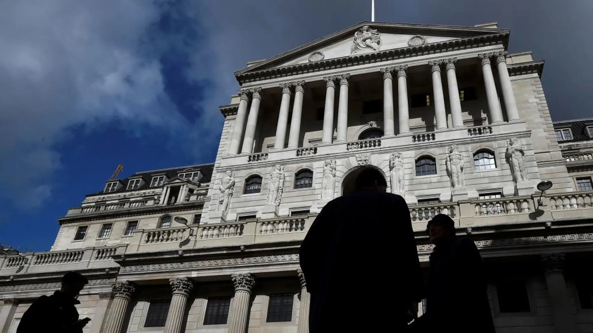 El Banco de Inglaterra ofrece 310.000 millones de euros al sistema financiero