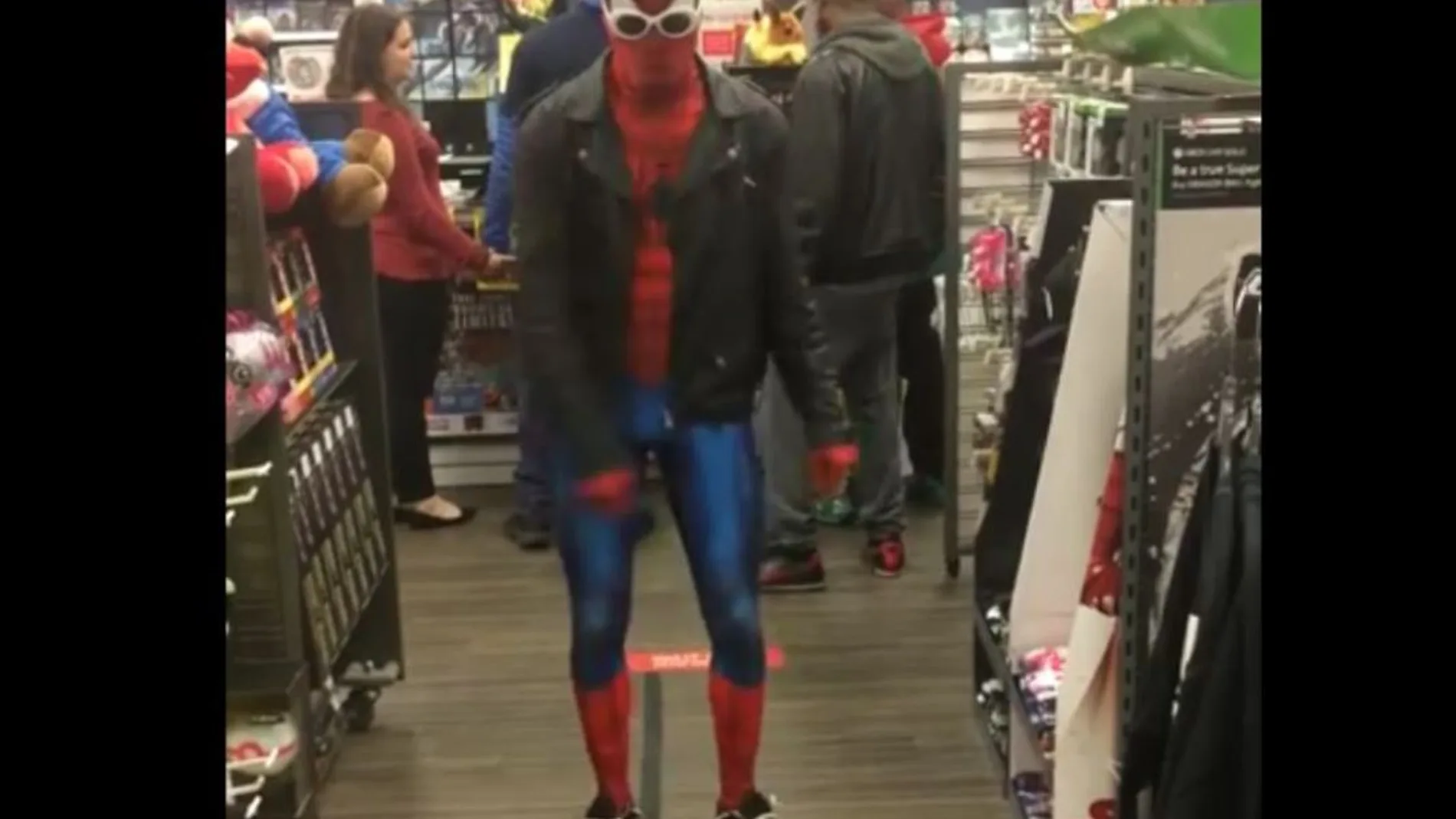 Un joven disfrazado de Spider-Man causa furor al bailar este éxito de los 80