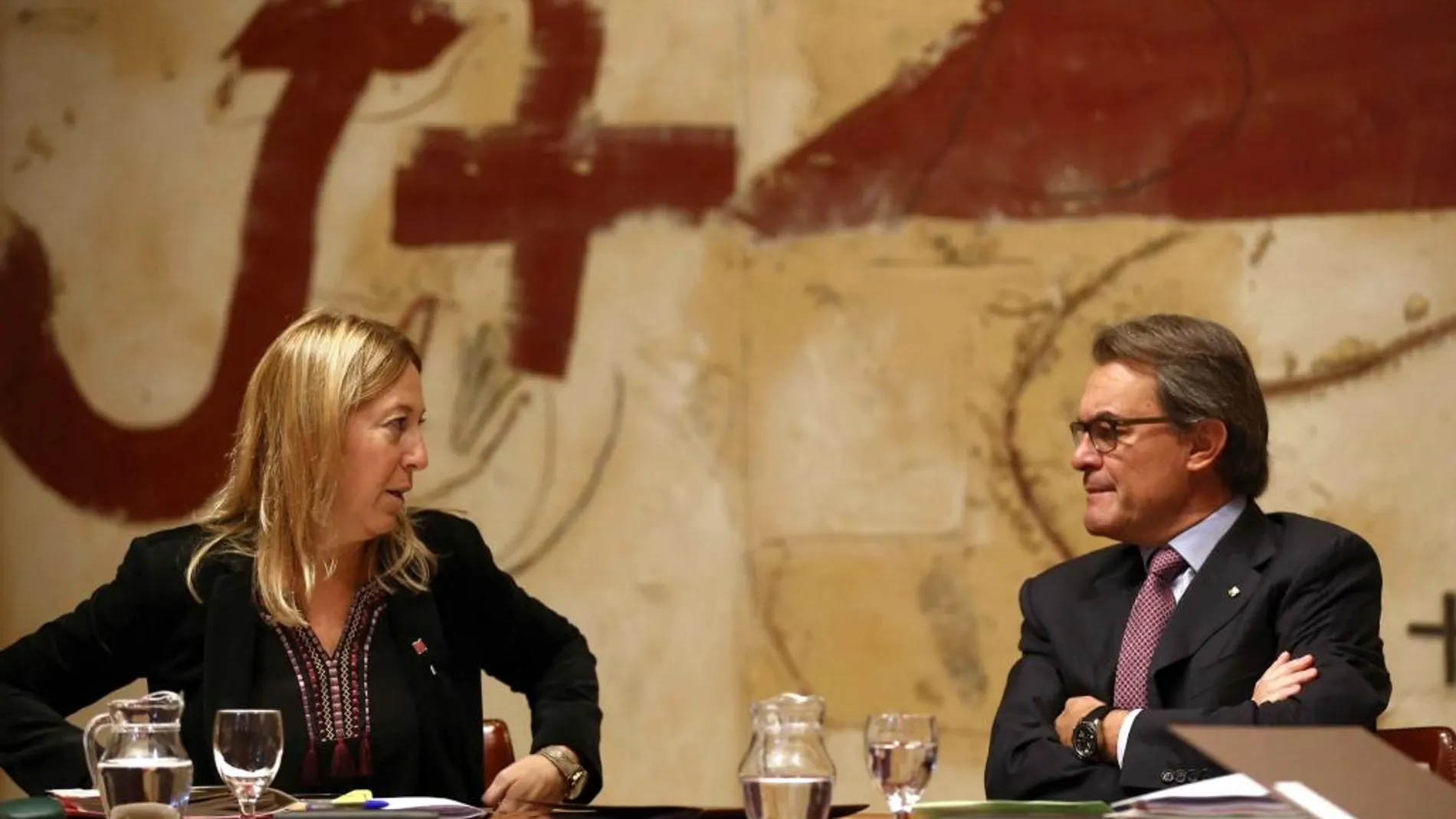 Artur Mas, y la vicepresidenta, Neus Munté, durante la reunión del gobierno catalán hoy en Barcelona.