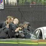 Agentes de la Policía Metropolitana de Londres apuntan con sus armas al conductor tras estrellarse ayer por la mañana contra la barrera de seguridad del Parlamento británico
