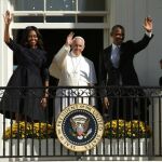 El presidente de EEUU, Barack Obama; su esposa, Michelle, y el Papa Francisco saludan desde el balcón de la Casa Blanca