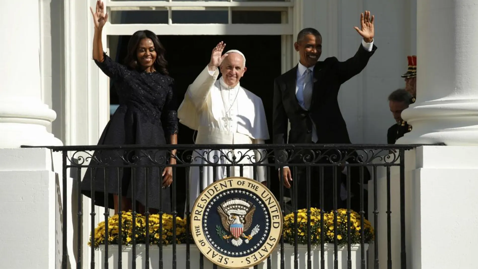 El presidente de EEUU, Barack Obama; su esposa, Michelle, y el Papa Francisco saludan desde el balcón de la Casa Blanca