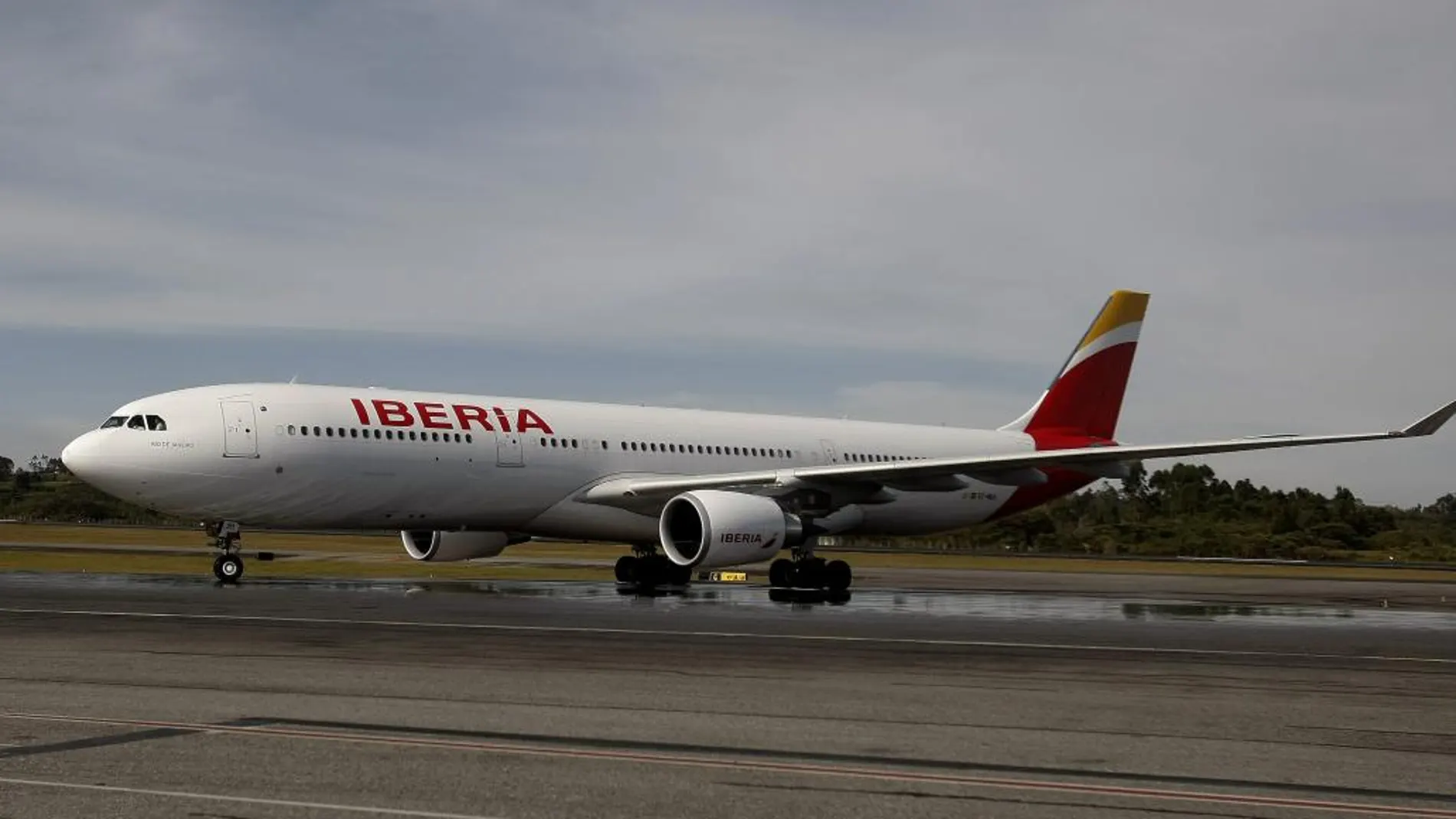 Vista general del Airbus 330 de la aerolínea Iberia hoy, viernes 3 de julio de 2015, en el aeropuerto internacional José María Córdova de Rionegro (Colombia).