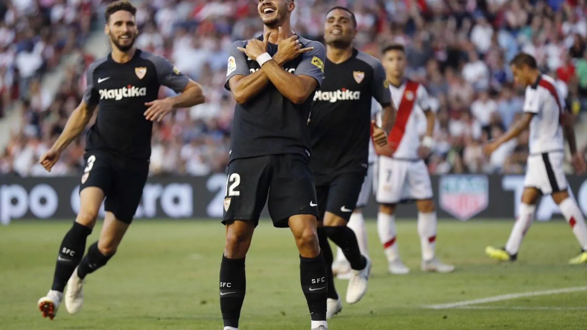 El delantero portugués del Sevilla FC André Silva celebra su segundo gol, el tercero del equipo frente al Rayo Vallecano / Efe