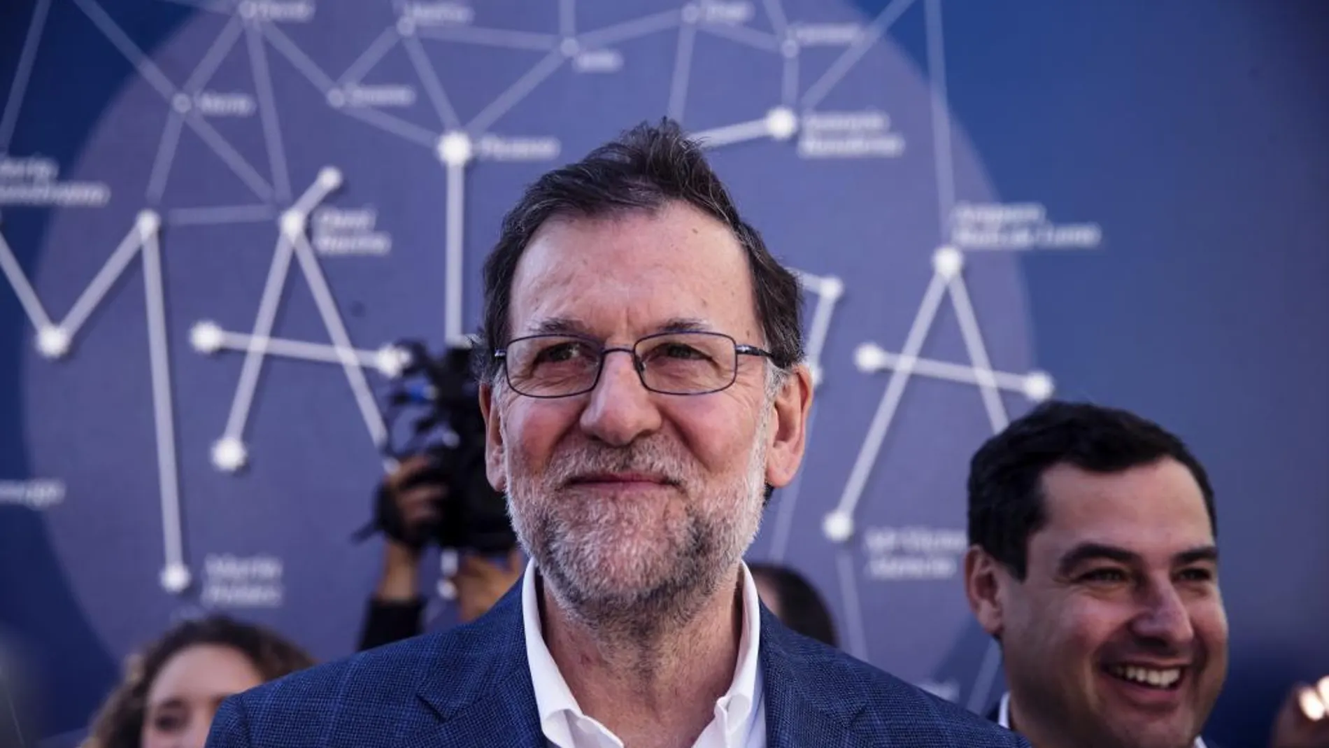 El presidente del Gobierno en funciones, Mariano Rajoy (i), acompañado por el presidente del PP andaluz, Juanma Moreno (d)