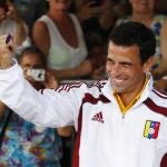Henrique Capriles saluda a sus seguidores tras depositar su voto