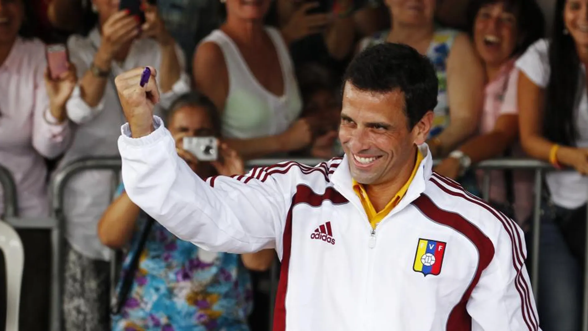 Henrique Capriles saluda a sus seguidores tras depositar su voto