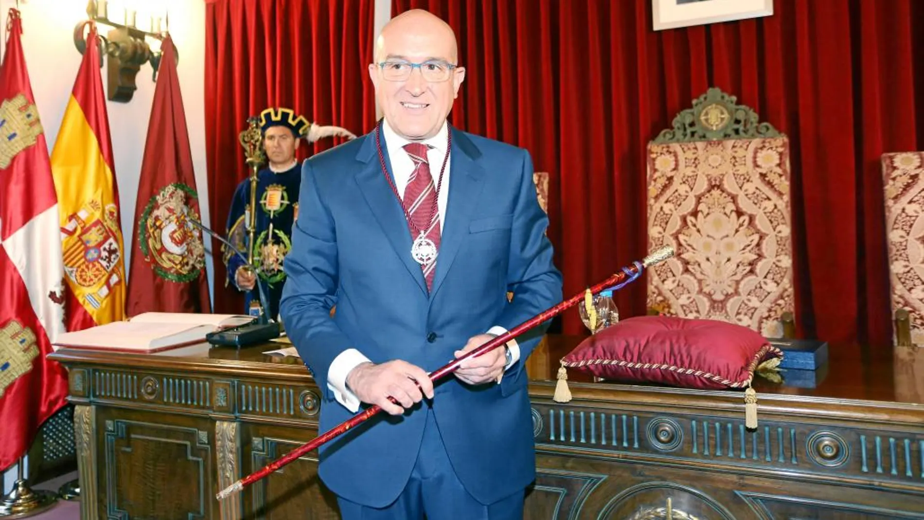 Momento en el que el presidente de la Diputación de Valladolid, Jesús Julio Carnero, recibe el bastón de manda para liderar la institución provincial otros cuatro años