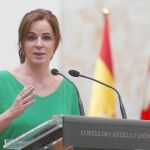 La presidenta de las Cortes de Castilla y León, Silvia Clemente, responde a las preguntas de los medios de comunicación, ayer en Valladolid