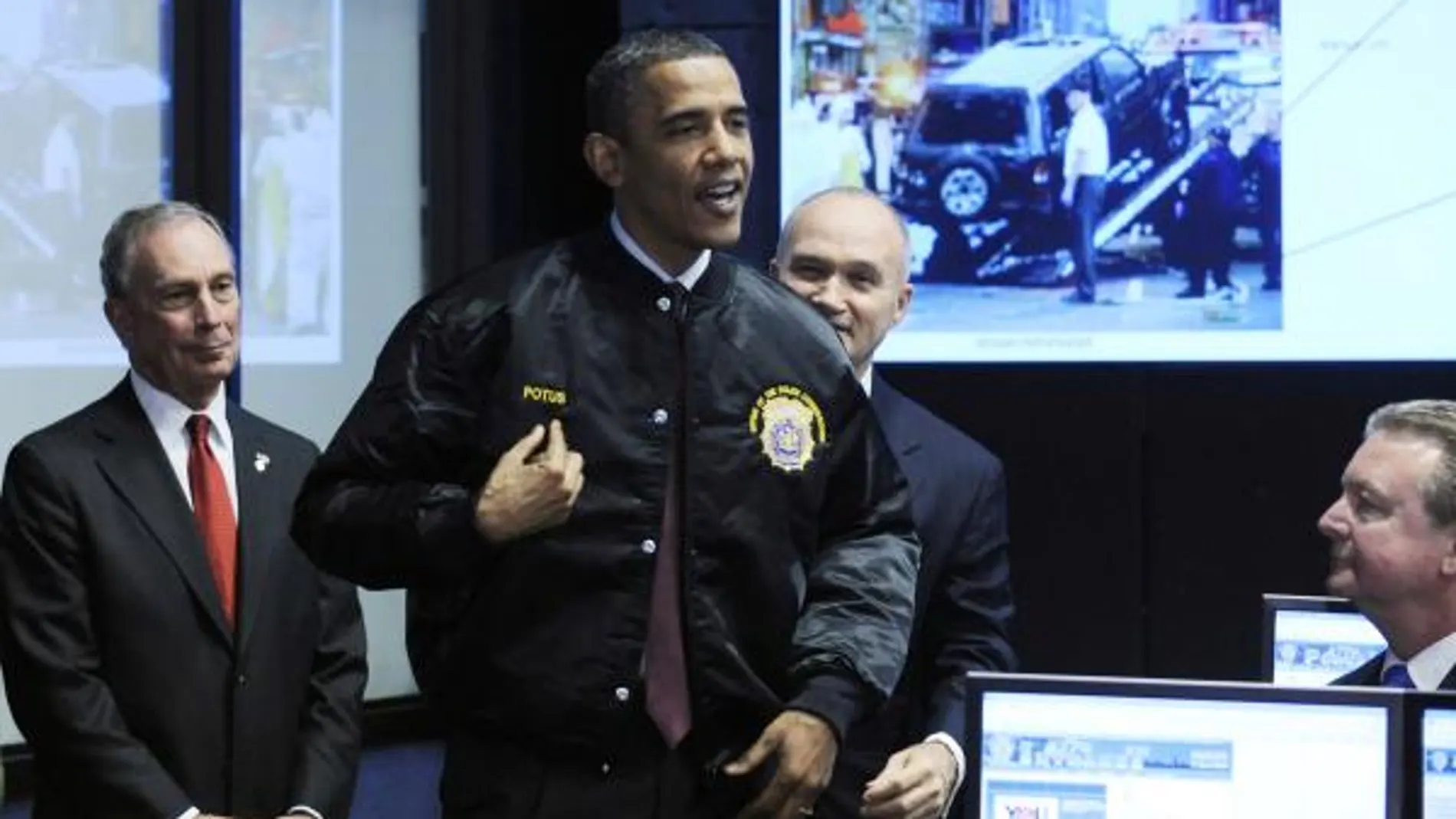 Obama viste una chaqueta de la Policía de Nueva York, durante una visita al centro de control de la Policía neoyorquina