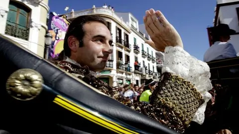 El diestro, Enrique Ponce, saluda a su llegada a la Maestranza de Ronda