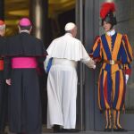 El Papa Francisco saluda a un miembro de la guardia suiza a su llegada al Sínodo sobre la familia celebrado en la Ciudad del Vaticano