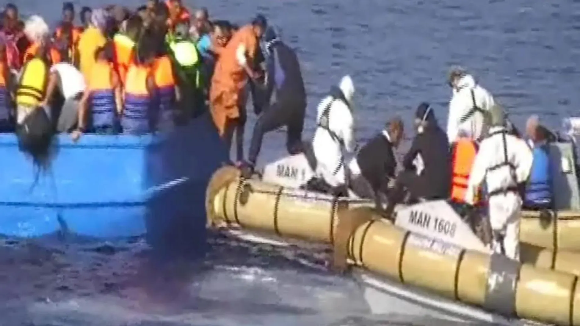 Los supervivientes del naufragio durante su traslado a tierra