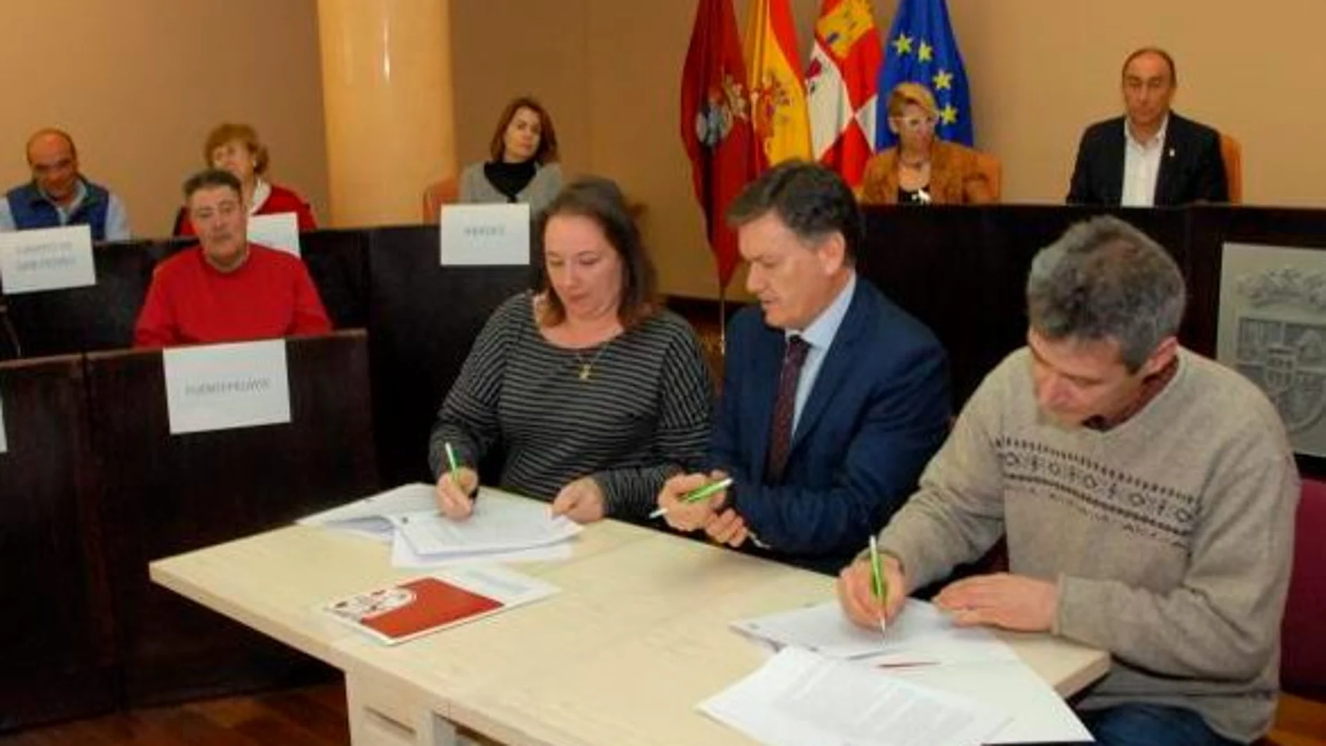 El presidente de la Diputación de Segovia, Francisco Vázquez, suscribe los convenios de colaboración con los alcaldes de los pueblos