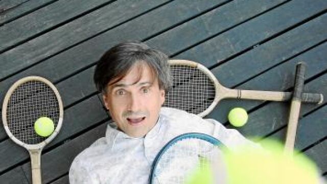José Mota, «aberronchándose» ante una pelota de tenis