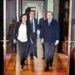 Juan Vicente Herrera accede a su despacho, junto a Carmen Peña, Antonio María Sáez Aguado y Jesús Aguilar