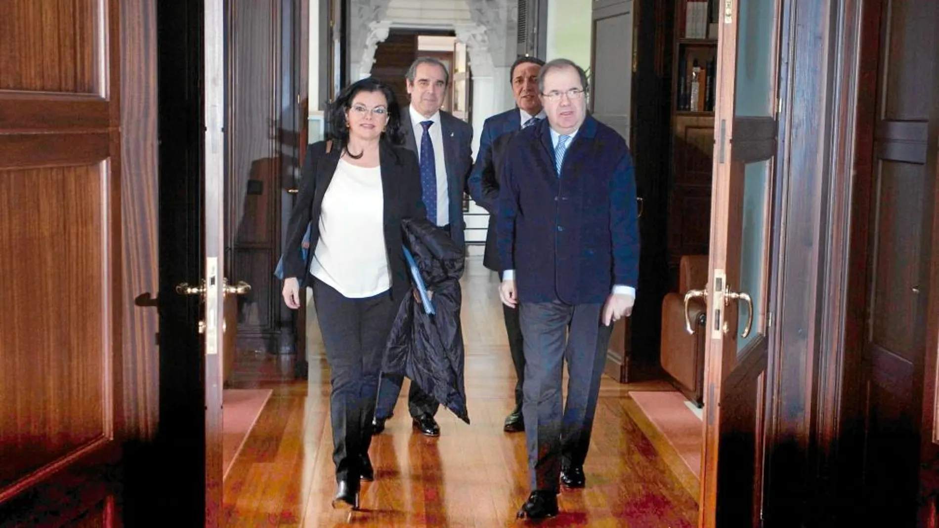 Juan Vicente Herrera accede a su despacho, junto a Carmen Peña, Antonio María Sáez Aguado y Jesús Aguilar