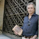 El escritor Ildefonso Falcones posa junto a una de las puertas de la Mezquita de Córdoba, ciudad en la que ha presentado su segunda novela, "La mano de Fátima"