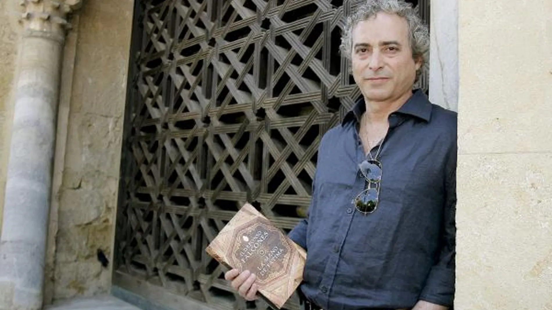 El escritor Ildefonso Falcones posa junto a una de las puertas de la Mezquita de Córdoba, ciudad en la que ha presentado su segunda novela, "La mano de Fátima"