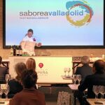 La concejal de Cultura y Turismo, Ana Redondo, explica los atractivos gastronómicos de Valladolid en la Expo Mundial de Milán. Detras de ella el chef Chisco Alonso, de «La Garrocha»