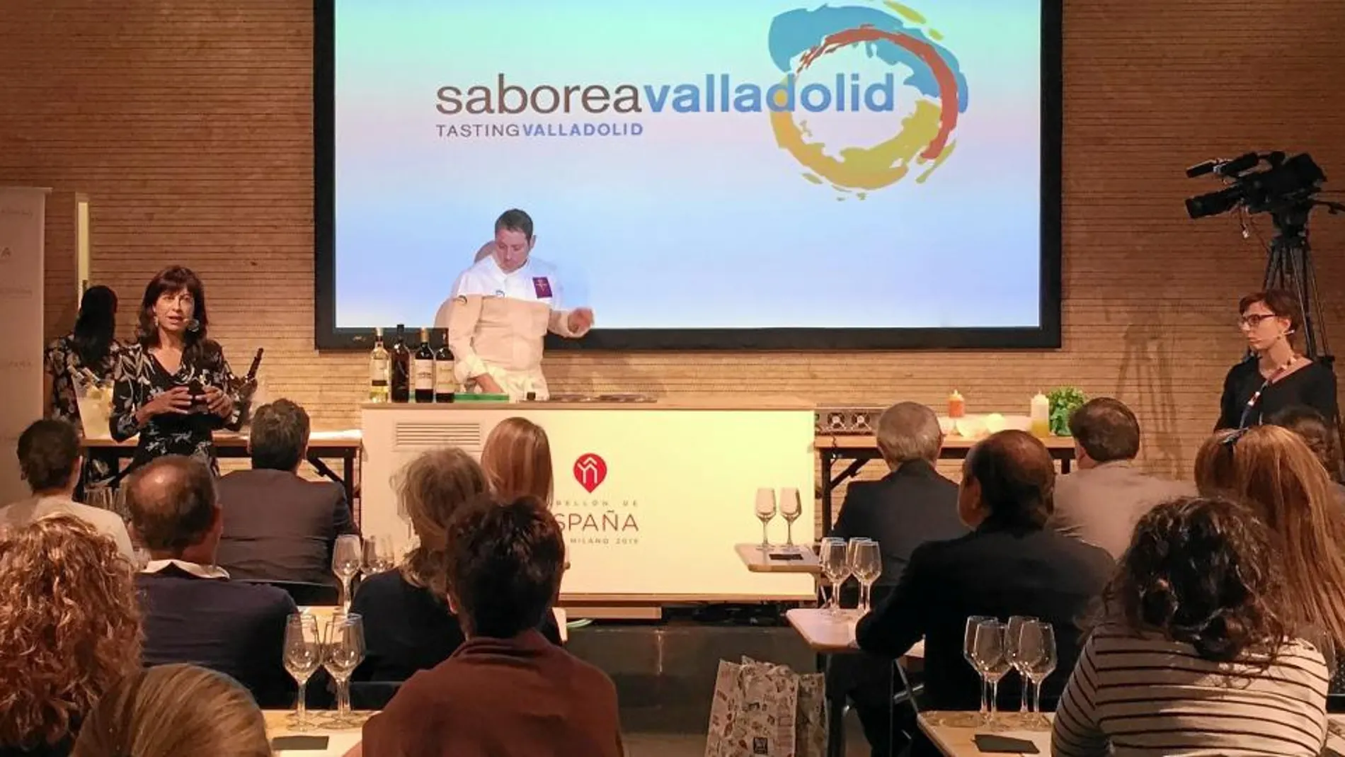 La concejal de Cultura y Turismo, Ana Redondo, explica los atractivos gastronómicos de Valladolid en la Expo Mundial de Milán. Detras de ella el chef Chisco Alonso, de «La Garrocha»