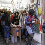 Muchos turistas aprovecharon para adelantar las compras navideñas en los comercios del centro de Madrid