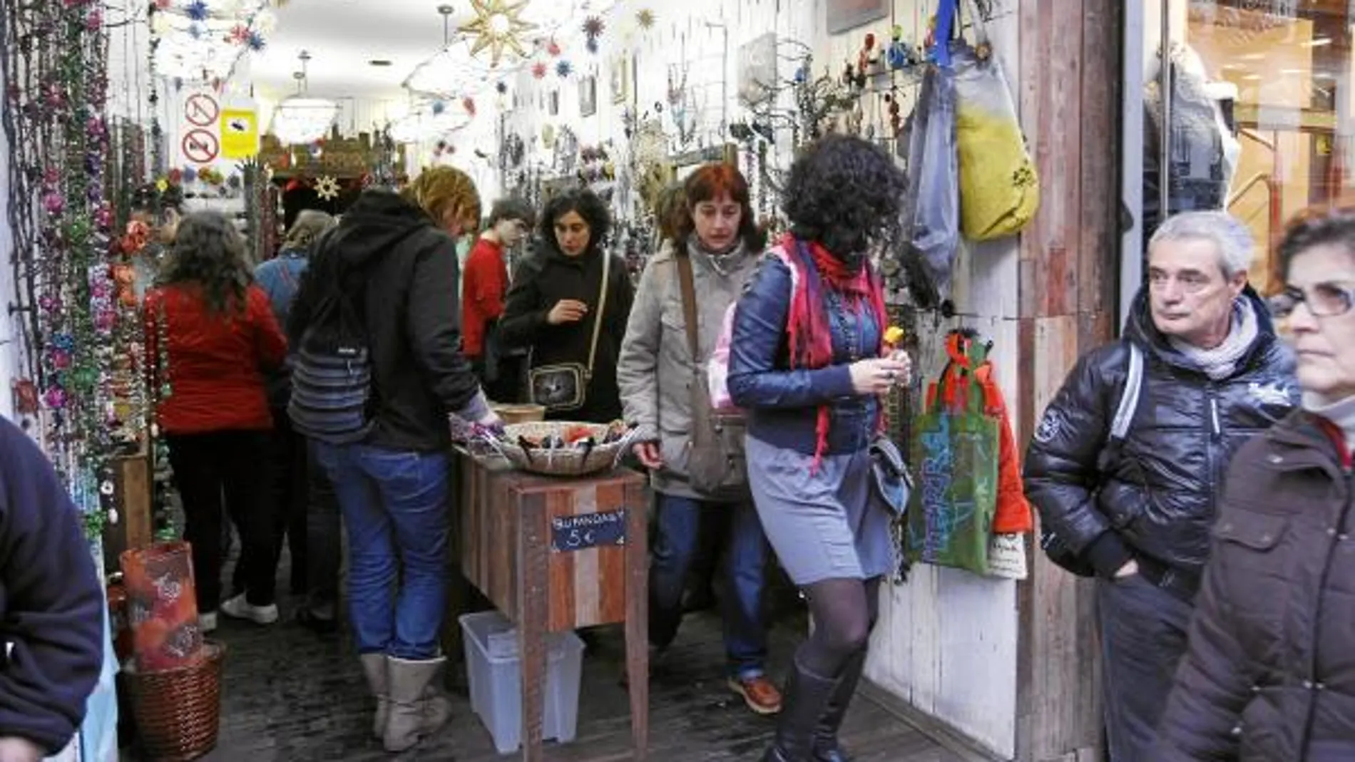 Muchos turistas aprovecharon para adelantar las compras navideñas en los comercios del centro de Madrid