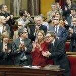 El presidente de la Generalitat en funciones, Artur Mas (d), junto a miembros de su gobierno y diputados de Junts pel Si,